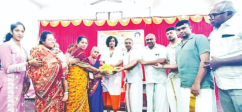 ಪಟ್ಟಣದ ಶ್ರೀಕನ್ನಿಕಾ ಪರಮೇಶ್ವರಿ ದೇಗುಲದಲ್ಲಿ ಇತ್ತೀಚೆಗೆ ಆಯೋಜಿಸಿದ್ದ ಕಾರ್ಯಕ್ರಮದಲ್ಲಿ ಶ್ರೀ ಅರ್ಜುನ ಅವಧೂತ ಮಹಾರಾಜರಿಗೆ ಆರ್ಯ ವೈಶ್ಯ ಮಂಡಳಿ ಅಧ್ಯಕ್ಷ ಬಿ.ಡಿ.ಅಶೋಕ್ ಗುರು ವಂದನೆ ಸಲ್ಲಿಸಿದರು. ಬಿ.ಗಿರೀಶ್, ವಿಜಯಕುಮಾರ್, ಡಾ,ರಾಜ್  ಇತರರಿದ್ದರು.  