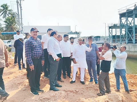 ಬೆಣ್ಣೆಕುದ್ರುವಿನಲ್ಲಿ ಸೀತಾನದಿಗೆ ಅಡ್ಡವಾಗಿ ಸೇತುವೆ ಸಹಿತ ಉಪ್ಪು ನೀರು ತಡೆಯ ಕಿಂಡಿ ಅಣೆಕಟ್ಟಿಗೆ ಸಚಿವ ಭೋಸ ರಾಜು ಭೇಟಿ ನೀಡಿ ಕಾಮಗಾರಿ ವೀಕ್ಷಿಸಿದರು. ಪ್ರಮುಖರಾದ ಪ್ರಕಾಶ್​ ಶ್ರೀಹರಿ, ಆಲ್ವಿನ್​ ಅಗೇರಾ, ಶಾಂತಾರಾಮ ಆಚಾರ್ಯ ಮತ್ತಿತರರಿದ್ದರು.