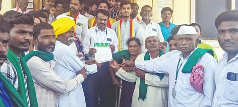 ದೇವರಹಿಪ್ಪರಗಿ ತಾಲೂಕಿನ ರೈತರ ಸಂಘದ ವತಿಯಿಂದ ವಿಜಯಪುರ ಜಿಲ್ಲೆಯನ್ನು ಬರಗಾಲ ಪ್ರದೇಶವೆಂದು ಘೋಷಿಸಬೇಕೆಂದು ಆಗ್ರಹಿಸಿ ಉಪತಹಸೀಲ್ದಾರ್ ಸುರೇಶ ಮ್ಯೇಗೇರಿಗೆ ಮನವಿ ಸಲ್ಲಿಸಿದರು. ಈರಪ್ಪ ಕುಳೆಕುಮಟಗಿ, ಶಿವಾನಂದ ಹಿರೇಮಠ, ಚನ್ನಮ್ಮ ಮೇತ್ರಿ, ಅಮರೇಶ ಸರೂರ, ಭೀಮನಗೌಡ ಹಳ್ಳಿ ಇತರರಿದ್ದರು.