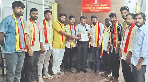 ದೇವರಹಿಪ್ಪರಗಿ ತಾಲೂಕಿನಲ್ಲಿ ತೀವ್ರ ಬರಗಾಲ ಎದುರಾಗಿದ್ದು, ವಿಶೇಷ ಪ್ಯಾಕೇಜ್ ಘೋಷಿಸಬೇಕೆಂದು ಆಗ್ರಹಿಸಿ ಕರವೇ ವತಿಯಿಂದ ಉಪ ತಹಸೀಲ್ದಾರ್ ಸುರೇಶ ಮ್ಯಾಗೇರಿ ಅವರಿಗೆ ಮನವಿ ಸಲ್ಲಿಸಲಾಯಿತು. ವಿಜಯಕುಮಾರ ಎಂಬತ್ನಾಳ, ರಾಜು ಭಾವಿಮನಿ, ಶಿವರಾಜ ತಳವಾರ, ಚಂದ್ರಶೇಖರ ದಾನಗೊಂಡ, ಚನ್ನಪ್ಪ ಮಾವಿನಗಿಡದ ಇತರರಿದ್ದರು.