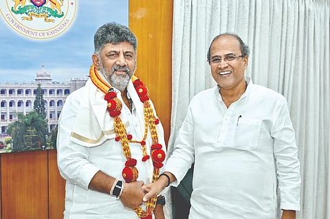 ಮಹಾಂತೇಶ ಕವಟಗಿಮಠ ಮುಖ್ಯಮಂತ್ರಿ  ಡಿ.ಕೆ.ಶಿವಕುಮಾರ ಅವರನ್ನು ಸನ್ಮಾನಿಸಿದರು.