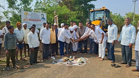 ಬೆಳಗಾವಿ ತಾಲೂಕಿನ ರಣಕುಂಡೆ ಗ್ರಾಮದಲ್ಲಿ ರಸ್ತೆಗಳ ನಿರ್ಮಾಣ ಕಾಮಗಾರಿ ಯುವ ಮುಖಂಡ ಮೃಣಾಲ ಹೆಬ್ಬಾಳ್ಕರ್, ಯುವರಾಜ ಕದಂ, ಭರಮಣ್ಣ ಪಾಟೀಲ, ವಸಂತ ತಹಸೀಲ್ದಾರ, ಬಾಬಾಜಾನ್ ಸಯ್ಯದ್ ಇತರರು ಚಾಲನೆ ನೀಡಿದರು