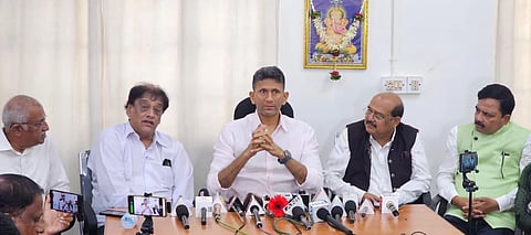  ಬೆಳಗಾವಿಯಲ್ಲಿ ಶನಿವಾರ ವೆಂಕಟೇಶ ಪ್ರಸಾದ ಸುದ್ದಿಗೋಷ್ಠಿಯಲ್ಲಿ ಮಾತನಾಡಿದರು. ಅವಿನಾಶ ಪೋತದಾರ, ವಿ.ಎನ್.ಪಾಟೀಲ, ವಿಲಾಸ ಜೋಶಿ ಇದ್ದರು.