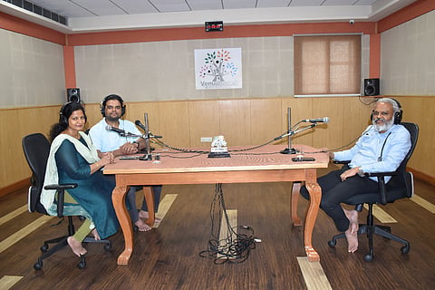 ಬೆಳಗಾವಿಯ ಕೆಎಲ್‌ಇ ವೇಣುಧ್ವನಿ ಎಫ್‌ಎಂ ಪೋನ್ ಇನ್ ಕಾರ್ಯಕ್ರಮದಲ್ಲಿ ಡಾ.ವಿಶ್ವನಾಥ ಎಸ್. ವಸೆದರ್ ಮಾತನಾಡಿದರು. ಮನಿಷ ಪಿ.ಎಸ್. ಮತ್ತು ಮಂಜುನಾಥ ಪೈ ಇದ್ದಾರೆ. 