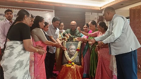 ಬೆಳಗಾವಿಯಲ್ಲಿ ಶುಕ್ರವಾರ ಜರುಗಿದ ಕಟ್ಟೀಮನಿ ಕಥೆ ಹೇಳೋಣ ಸ್ಪರ್ಧೆಯ ಅಂತಿಮ ಸುತ್ತನ್ನು ಡಾ.ರಾಮಕೃಷ್ಣ ಮರಾಠೆ ಉದ್ಘಾಟಿಸಿದರು. ಯಲ್ಲಪ್ಪ ಹಿಮ್ಮಡಿ, ಹಮೀದಾಬೇಗಂ ದೇಸಾಯಿ, ಸಿದ್ದಗಂಗಮ್ಮ , ಮಂಜುಳಾ ಬಿರಾದಾರ, ವಿದ್ಯಾವತಿ ಭಜಂತ್ರಿ, ವಿಷ್ಣು ಶಿಂದೆ, ಸುಬ್ಬರಾವ ಎಂಟೆತ್ತಿನವರ ಇತರರಿದ್ದರು.