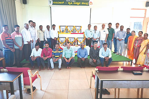 ಮತ್ತಿಕೊಪ್ಪದ ಸಿಎಆರ್-ಕೆಎಲ್‌ಇ ಕೃಷಿ ವಿಜ್ಞಾನ ಕೇಂದ್ರದಲ್ಲಿ ಹಮ್ಮಿಕೊಂಡಿದ್ದ ಕೆಎಲ್‌ಇ ಸಂಸ್ಥಾಪನಾ ದಿನಾಚರಣೆಯಲ್ಲಿ ಡಾ.ಮಂಜುನಾಥ ಚೌರಡ್ಡಿ, ಡಾ.ಎಸ್.ಎಸ್.ಹಿರೇಮಠ, ಡಾ.ಸುನೀಲ ಎಸ್.ನೂಲಿ, ಎಸ್.ಎಂ.ವಾರದ, ಡಾ.ಭಾವಿನಿ ಪಾಟೀಲ ಇತರರಿದ್ದರು.