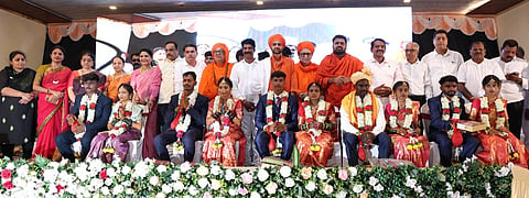 ಬೈಲಹೊಂಗಲ ತಾಲೂಕಿನ ಗದ್ದಿಕರವಿನಕೊಪ್ಪ ಕ್ರಾಸ್‌ದಲ್ಲಿನ ಬಿ.ಎಸ್.ಯಡಿಯೂರಪ್ಪ ಕಲ್ಯಾಣ ಮಂಟಪದಲ್ಲಿ ಬುಧವಾರ ಜರುಗಿದ ಸಾಮೂಹಿಕ ವಿವಾಹದಲ್ಲಿ ಅರುಣಾದೇವಿ, ಗುರುಸಿದ್ಧ ಸ್ವಾಮೀಜಿ, ಚಂದ್ರಶೇಖರ ಶಿವಾಚಾರ್ಯರು, ಅಮರಸಿದ್ಧೇಶ್ವರ ಸ್ವಾಮೀಜಿ, ಶಿವಮೂರ್ತಿ ಸ್ವಾಮೀಜಿ, ಮಂಗಲ ಅಂಗಡಿ, ಅನಿಲ ಬೆನಕೆ, ಮಹಾಂತೇಶ ದೊಡ್ಡಗೌಡರ ಇತರರಿದ್ದರು. 