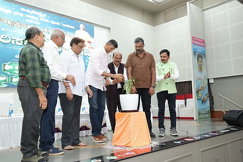 ಬೆಳಗಾವಿಯಲ್ಲಿ ಶನಿವಾರ ಪರಿಸರ ದಿನದಲ್ಲಿ ವೆಂಕಟೇಶ ಪ್ರಸಾದ ಸಸಿಗೆ ನೀರುಣಿಸಿದರು. ವಿಶ್ವಾಸ ವೈದ್ಯ, ಅವಿನಾಶ ಪೋತದಾ,ರ ಶ್ರೀನಿವಾಸ ಶಿವಣಗಿ, ವಿ.ಎನ್.ಪಾಟೀಲ ಇತರರಿದ್ದರು.