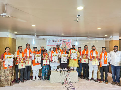 ಬೆಳಗಾವಿಯಲ್ಲಿ ಶನಿವಾರ ಸಂಸದ ಜಗದೀಶ ಶೆಟ್ಟರ್ ಕೇಂದ್ರ ಸರ್ಕಾರದ ಜನಪರಯೋಜನೆಗಳ ಮಾಹಿತಿ ಫಲಕ ಬಿಡುಗಡೆಗೊಳಿಸಿದರು. ಮಂಗಲ ಅಂಗಡಿ, ವಿಠ್ಠಲ ಹಲಗೇಕರ,  ಸಂಜಯ ಪಾಟೀಲ, ಈರಣ್ಣ ಕಡಾಡಿ, ಮುರೆಂದ್ರಗೌಡ ಪಾಟೀಲ, ಸುಭಾಸ ಪಾಟೀಲ, ಡಾ.ರವಿ ಪಾಟೀಲ, ಎಂ.ಬಿ.ಝಿರಲಿ, ಅರವಿಂದ ಪಾಟೀಲ, ಹನಮಂತ ಕೊಂಗಾಲಿ ಇತರರಿದ್ದರು. 