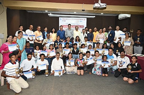ಬೆಳಗಾವಿಯ ಬಿ.ಎಂ.ಕಂಕಣವಾಡಿ ಆಯುರ್ವೇದ ಆಸ್ಪತ್ರೆಯಲ್ಲಿ ಶನಿವಾರ ಜರುಗಿದ ಯೋಗಾಸನ ಸ್ಪರ್ಧೆಯ ವಿವಿಧ ವಿಭಾಗಗಳ ವಿಜೇತರೊಂದಿಗೆ ಡಾ.ಸುಹಾಸಕುಮಾರ ಶೆಟ್ಟಿ, ಡಾ.ಪಿ.ಜಿ.ಜಾಡರ, ಡಾ.ಬಸವರಾಜ ತುಬಾಕಿ, ಡಾ.ಸಂದೀಪ ಸಗರೆ, ಡಾ.ಸಂಜೀವ ಟೊನ್ನಿ, ರಶ್ಮಿ ಚವಾಣ, ಕಿಶನ ಥೋರಟ್ ಇತರರಿದ್ದರು. 