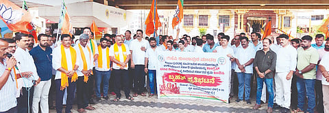 ಕುಂದಾಪುರದಲ್ಲಿ ಸರ್ಕಾರಿ ಜಾಗವನ್ನು ದುರ್ಬಳಕೆ ಮಾಡಿ ಕಾಂಗ್ರೆಸ್​ ಪಕ್ಷದ ಕಚೇರಿ ಕಟ್ಟಡ ನಿರ್ಮಾಣಕ್ಕೆ ಮುಂದಾಗಿರುವ ರಾಜ್ಯ ಸರ್ಕಾರದ ಧೋರಣೆ ಖಂಡಿಸಿ ಕುಂದಾಪುರ ಶಾಸಿ ಸರ್ಕಲ್​ ಬಳಿ ಪ್ರತಿಭಟನೆ ನಡೆಯಿತು. ಪ್ರಮುಖರಾದ ನವೀನ್​ ಶೆಟ್ಟಿ, ಶಂಕರ, ರಾಜೇಶ ಕಾವೇರಿ ಮತ್ತಿತರರಿದ್ದರು.