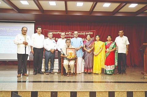 ಬರಹಗಾರ ಶ್ರೀಧರ ಬಳಗಾರ ಅವರಿಗೆ ಡಾ.ಎಚ್.ಶಾಂತಾರಾಮ್ ಸಾಹಿತ್ಯ ಪ್ರಶಸ್ತಿ ಪ್ರದಾನ ಮಾಡಲಾಯಿತು. ಪ್ರಮುಖರಾದ ಪ್ರೊ.ವಿಕ್ರಮ ವಿಸಾಜಿ, ಕೆ.ಶಾಂತಾರಾಮ್ ಪ್ರಭು, ಡಾ.ಶುಭಕರಾಚಾರಿ ಮತ್ತಿತರರಿದ್ದರು.  