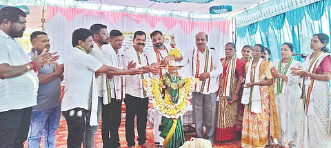 ಗುಜ್ಜಾಡಿ ಗ್ರಾಪಂ ವಠಾರದಲ್ಲಿ ಗುಜ್ಜಾಡಿ ಗ್ರಾಮೋತ್ಸವ ಶಾಸಕ ಗುರುರಾಜ್ ಗಂಟಿಹೊಳೆ ಉದ್ಘಾಟಿಸಿದರು. ಜಲಜಾ ಮೊಗವೀರ, ಹರೀಶ ಮೇಸ್ತ, ರಾಜು ಪೂಜಾರಿ, ಜನಾರ್ದನ ಪೂಜಾರಿ ಮತ್ತಿತರರು ಉಪಸ್ಥಿತರಿದ್ದರು.