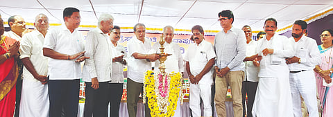 ಕುಂದಾಪುರದ ಜ್ಯೂನಿಯರ್​ ಕಾಲೇಜು ಹತ್ತಿರದ ಕಾಂಗ್ರೆಸ್​ ಪಕ್ಷದ ನಿವೇಶನದಲ್ಲಿ ಕುಂದಾಪುರ ಬ್ಲಾಕ್​ ಕಾಂಗ್ರೆಸ್​ ನೂತನ ಕಚೇರಿ ಕಟ್ಟಡದ ಶಂಕುಸ್ಥಾಪನೆಯನ್ನು ಸಚಿವ ಬೋಸರಾಜು ನೆರವೇರಿಸಿದರು. ಪ್ರಮುಖರಾದ ಮಂಜುನಾಥ ಭಂಡಾರಿ, ಕೆ.ಜಯಪ್ರಕಾಶ ಹೆಗ್ಡೆ, ದಿನೇಶ್​ ಹೆಗ್ಡೆ ಮೊದಲಾದವರಿದ್ದರು.