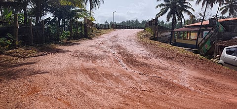 ಮರವಂತೆ ರಾಷ್ಟ್ರೀಯ ಹೆದ್ದಾರಿ ಸಂಪರ್ಕಿಸುವ ಪಡುಕೋಣೆ ಸೇತುವೆಯ ಕೂಡು ರಸ್ತೆ.