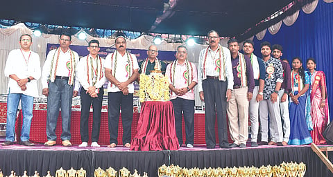 ಕುಂದಾಪುರದ ಕೋಟೇಶ್ವರದ ಕಾಳಾವರ ವರದರಾಜ ಎಂ.ಶೆಟ್ಟಿ ಸರ್ಕಾರಿ ಪ್ರಥಮ ದರ್ಜೆ ಕಾಲೇಜು ಮತ್ತು ಸ್ನಾತಕೋತ್ತರ ಅಧ್ಯಯನ ಕೇಂದ್ರದ ವಾರ್ಷಿಕೋತ್ಸವವನ್ನು ಶಾಸಕ ಎ.ಕಿರಣ್​ ಕುಮಾರ್​ ಕೊಡ್ಗಿ ಉದ್ಘಾಟಿಸಿದರು. ಪ್ರಮುಖರಾದ ವ್ನಿಶ್ವರ ಭಟ್​, ಜೆ.ಪಿ.ಶೆಟಿ, ನಾಗರಾಜ ವೈದ್ಯ ಎಂ. ಮತ್ತಿತರರಿದ್ದರು.