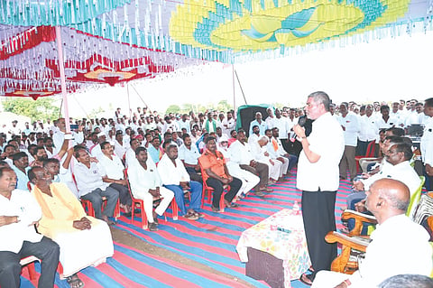 ಗೋಕಾಕ ತಾಲೂಕಿನ ಕಪರಟ್ಟಿ ಕ್ರಾಸ್ ಬಳಿ ಹಮ್ಮಿಕೊಂಡಿದ್ದ ರೈತರ ಸಭೆಯಲ್ಲಿ ಶಾಸಕ ಬಾಲಚಂದ್ರ ಜಾರಕಿಹೊಳಿ ಮಾತನಾಡಿದರು. ಅಶೋಕ ಖಂಡ್ರಟ್ಟಿ, ಬಸು ಕಪರಟ್ಟಿ ಇತರರಿದ್ದರು.