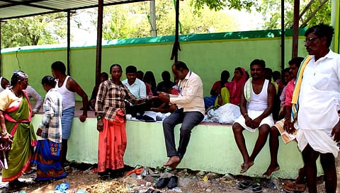 ಗುರುಮಠಕಲ್​ ತಾಲೂಕಿನ ಕಂದಕೂರ ಗ್ರಾಮ ಪಂಚಾಯಿತಿ ವ್ಯಾಪ್ತಿಯಲ್ಲಿ ಕೂಲಿ ಕಾರ್ಮಿಕರಿಗೆ ಆರೋಗ್ಯ ತಪಾಸಣೆ ಶಿಬಿರ ನಡೆಯಿತು. ಸಂಯೋಜಕ ರಾವೇಂದ್ರ, ಸಂತೋಷ ಚವ್ಹಾಣ್​, ಸಿದ್ದಪ್ಪ ಇತರರಿದ್ದರು.