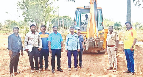 ಹಲಗೂರು ಸಮೀಪದ ವಿ.ಬಸಾಪುರ ಗ್ರಾಮದಲ್ಲಿ ಒತ್ತುವರಿ ಮಾಡಿಕೊಂಡಿದ್ದ ರಸ್ತೆಯನ್ನು ಶುಕ್ರವಾರ ಉಪ ತಹಸೀಲ್ದಾರ್ ನಟರಾಜು ಮತ್ತು ಸಿಬ್ಬಂದಿ ತೆರವುಗೊಳಿಸಿದರು.