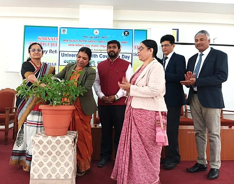 ಹಾಸನ ನಗರದ ಜಿಲ್ಲಾ ನ್ಯಾಯಾಲಯ ಸಭಾಂಗಣದಲ್ಲಿ ಹಮ್ಮಿಕೊಂಡಿದ್ದ ಯುನಿವರ್ಸಲ್ ಹೆಲ್ತ್ ಕವರೆಜ್ ಡೇ ಕಾರ್ಯಕ್ರಮವನ್ನು ಗಣ್ಯರು ಉದ್ಘಾಟಿಸಿದರು. ಡಾ. ತೇಜಸ್ವಿ, ಹೇಮಾವತಿ, ಜಿ.ಕೆ. ದಾಕ್ಷಾಯಿಣಿ, ಬಿ.ಎಂ. ಶೈಲಾ, ಎಸ್.ಎ. ಹಿದಾಯತ್ ಉಲ್ಲಾ ಶರೀಫ್, ಮೊಹಮ್ಮದ್ ಅಶ್ರಫ್ ಆರೀಸ್ ಇತರರಿದ್ದರು.