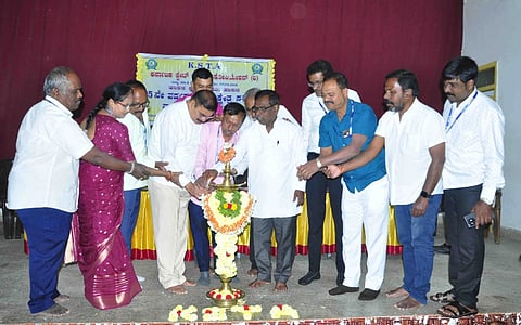 ಹಾಸನ ನಗರದಲ್ಲಿ ಕರ್ನಾಟಕ ರಾಜ್ಯ ಟೈಲರ್ ಅಸೋಸಿಯೇಶನ್ 25ನೇ  ವಾರ್ಷಿಕೋತ್ಸವ ಕಾರ್ಯಕ್ರಮವನ್ನು ಗಣ್ಯರು ಉದ್ಘಾಟಿಸಿದರು. ಎಚ್.ಮಲ್ಲಿಕಾರ್ಜುನ್, ಎಚ್.ಎಸ್.ವೆಂಕಟೇಶ್, ಸಂತೋಷ್ ಕುಮಾರ್, ಬಿ.ಎಂ.ನಾಗೇಂದ್ರ, ಬಾಬಣ್ಣ, ಯೂನಿಸ್ ಷರೀಪ್, ಡಿ.ಡಿ.ವೇಲಾಪುರಿ ಗೌಡ, ವಿಜಯ ಇತರರಿದ್ದರು.