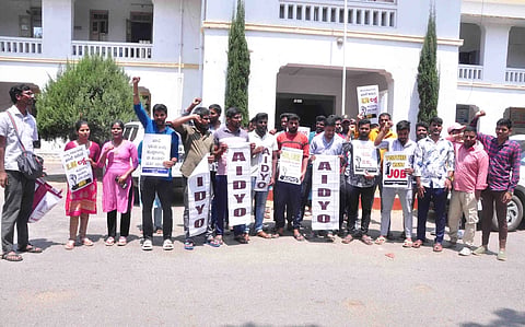ಕೇಂದ್ರ ಹಾಗೂ ರಾಜ್ಯ ಸರ್ಕಾರದಲ್ಲಿ ಖಾಲಿ ಇರುವ ಹುದ್ದೆಗಳ ಭರ್ತಿ ಹಾಗೂ ನೇಮಕಾತಿಯಲ್ಲಿ ನಡೆಯುವ ಭ್ರಷ್ಟಾಚಾರ ತಡೆಗಟ್ಟುವಂತೆ ಆಗ್ರಹಿಸಿ ನವೆಂಬರ್ ತಿಂಗಳಿಂದ ಫೆಬ್ರವರಿವರೆಗೆ ಎಐಡಿವೈಒ ಸಂಘಟನೆಯು ಹಾಸನದ ಯುವಜನರು, ಉದ್ಯೋಗಾಕಾಂಕ್ಷಿಗಳು ಮತ್ತು ಸಾರ್ವಜನಿಕರಿಂದ ಸಂಗ್ರಹಿಸಿದ ನೂರಾರು ಸಹಿ ಸಂಗ್ರಹಿಸಿದ ಮನವಿ ಪತ್ರವನ್ನು ಇತ್ತೀಚೆಗೆ ಪ್ರತಿಭಟನೆ ಮೂಲಕ ಜಿಲ್ಲಾಡಳಿತಕ್ಕೆ ಸಲ್ಲಿಸಿದರು. 