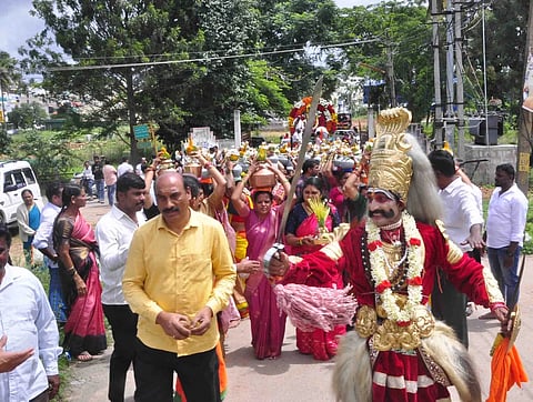 ಹಾಸನದ ಹೊಸಲೈನ್ ರಸ್ತೆ ಪೊಲೀಸ್ ಕ್ವಾರ್ಟರ್ಸ್‌ನಲ್ಲಿರುವ ಶ್ರೀ ಚಾಮುಂಡೇಶ್ವರಿ ದೇವಸ್ಥಾನದ ಜಾತ್ರಾ ಮಹೋತ್ಸವ ಶ್ರದ್ಧಾಭಕ್ತಿಯಿಂದ ಜರುಗಿತು.