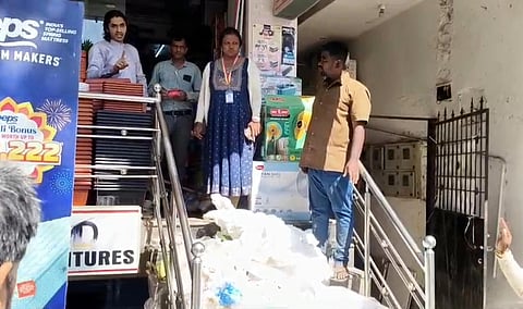 ಹಾಸನ ನಗರದ ಕೆ.ಆರ್.ಪುರಂ 7ನೇ ಕ್ರಾಸ್‌ನಲ್ಲಿರುವ ರೆಸ್ಟೋಲೆಕ್ಸ್ ಎಂ.ಡಿ. ಫರ್ನಿಚರ್ಸ್ ಅಂಗಡಿಯ ಎದುರು ಪಾಲಿಕೆಯಿಂದ ಕಸ ಸುರಿಯಲಾಯಿತು.