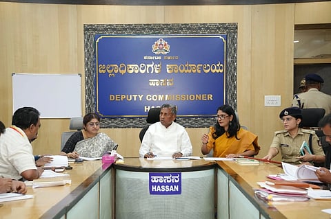 ಹಾಸನ ನಗರದ ಜಿಲ್ಲಾಧಿಕಾರಿ ಕಚೇರಿಯಲ್ಲಿ ಆಹಾರ ಮತ್ತು ನಾಗರಿಕ ಸರಬರಾಜು ಮತ್ತು ಗ್ರಾಹಕ ವ್ಯವಹಾರಗಳ ಸಚಿವ ಕೆ.ಎಚ್. ಮುನಿಯಪ್ಪ ಅಧಿಕಾರಿಗಳ ಜತೆ ಸಭೆ ನಡೆಸಿದರು. ಡಿಸಿ ಲತಾಕುಮಾರಿ, ಸಿಇಒ ಪೂರ್ಣಿಮಾ ಇತರ ಅಧಿಕಾರಿಗಳು ಇದ್ದರು.