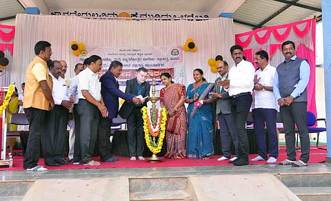 ಹಾಸನ ನಗರದ ಸರ್ಕಾರಿ ಕಲಾ, ವಾಣಿಜ್ಯ ಮತ್ತು ಸ್ನಾತಕೋತ್ತರ ಕಾಲೇಜಿನಲ್ಲಿ ಆಯೋಜಿಸಿದ್ದ ಸಹಪಠ್ಯ ಚಟುವಟಿಕೆಗಳ ಸಮಾರೋಪ ಸಮಾರಂಭವನ್ನು ಗಣ್ಯರು ಉದ್ಘಾಟಿಸಿದರು. ಟಿ.ಎಚ್.ಅಂಜನಪ್ಪ,  ಡಾ. ಸಾವಿತ್ರಿ, ಡಿ.ಎಸ್.ರಾಜು, ಡಾ.ಕೆ.ಡಿ.ಮುರಳೀಧರ ಇತರರಿದ್ದರು.