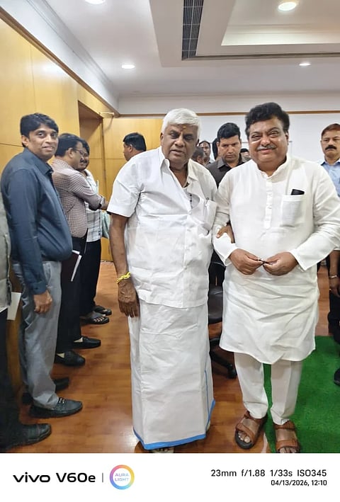 ಹಾಸನ ನಗರದಲ್ಲಿ ಐಐಟಿ ಸ್ಥಾಪನೆಗೆ ಹಾಗೂ ಇತರ ಕೇಂದ್ರೀಯ ವಿಶ್ವ ವಿದ್ಯಾನಿಲಯಗಳ ಸ್ಥಾಪನೆಗೆ ಕೆಎಐಡಿಬಿ ವತಿಯಿಂದ ಸ್ವಾಧೀನ ಪಡಿಸಿಕೊಂಡಿರುವ ಭೂಮಿಯನ್ನು ಅದೇ ಉದ್ದೇಶಕ್ಕೆ ಮೀಸಲಿಟ್ಟು ಆದೇಶ ಹೊರಡಿಸುವಂತೆ ಮಾಜಿ ಪ್ರಧಾನಿ ಎಚ್.ಡಿ.ದೇವೇಗೌಡರು ಬರೆದಿರುವ ಪತ್ರವನ್ನು ಶಾಸಕ ಎಚ್.ಡಿ.ರೇವಣ್ಣ  ಸೋಮವಾರ ಬೃಹತ್ ಕೈಗಾರಿಕೆ ಸಚಿವ  ಎಂ.ಬಿ.ಪಾಟೀಲ್ ಅವರಿಗೆ ಸಲ್ಲಿಸಿದರು.