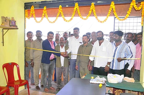 ಹಾಸನ ನಗರದ ಅರಳೀಕಟ್ಟೆ ವೃತ್ತದ ಬಳಿ ಸಿಂಹಾಸನಪುರಿ ಆಟೋ ಚಾಲಕರ ಸಂಘವನ್ನು ಗಣ್ಯರು ಉದ್ಘಾಟಿಸಿದರು. ಆಟೋ ಚಾಲಕರ ಸಂಘದ ಜಿಲ್ಲಾಧ್ಯಕ್ಷ ಎಚ್.ಕೆ. ದಿಲೀಪ್, ಕಂಚಮಾರನಹಳ್ಳಿ ಕಾಂತರಾಜು, ಆನಂದ್, ಹರೀಶ್, ಮಂಜು, ರಮೇಶ್, ಯೋಗೀಶ್ ಇತರರಿದ್ದರು.