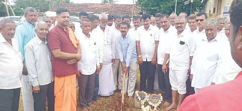 ಬೈಲೂರು ಗ್ರಾಮದಲ್ಲಿ ವಿವಿಧೋದ್ದೇಶ ಪ್ರಾಥಮಿಕ ಗ್ರಾಮೀಣ ಕೃಷಿ ಸಹಕಾರ ಸಂಘದ ಮಾರಾಟ ಮಳಿಗೆ ನಿರ್ಮಾಣ ಕಾಮಗಾರಿಗೆ ನಾನಾಸಾಹೇಬ ಪಾಟೀಲ ಭೂಮಿಪೂಜೆ ನೆರವೇರಿಸಿದರು. ದುಂಡಪ್ಪ ಕ್ಯಾಸಗೇರಿ, ರುದ್ರಪ್ಪ ಕಟಗಿ, ಇಸ್ಮಾಯಿಲ್ ಅರಬರ ಇತರರಿದ್ದರು.