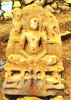 ಕಡೂರು ತಾಲೂಕಿನ ದೊಡ್ಡಪಟ್ಟಣಗೆರೆ ಗ್ರಾಮದಲ್ಲಿ ಗಂಗಮ್ಮ ಎಂದು ಪೂಜಿಸಲ್ಪಡುವ ಅಪ್ರಕಟಿತ ತೀರ್ಥಂಕರ ವಿಗ್ರಹ.