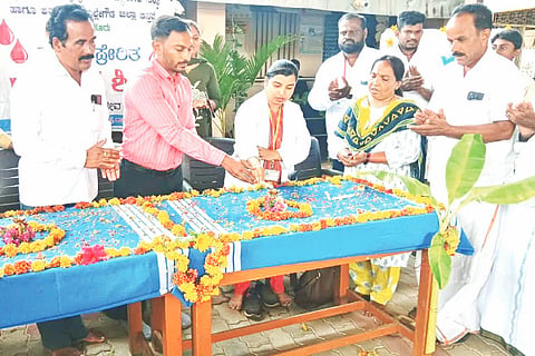 ಕಡೂರಿನ ಹಿರೇನಲ್ಲೂರು ಗ್ರಾಮದಲ್ಲಿ ಏರ್ಪಡಿಸಿದ್ದ ಸ್ವಯಂ ಪ್ರೇರಿತ ರಕ್ತದಾನ ಶಿಬಿರವನ್ನು ರಕ್ತನಿಧಿ ಶೇಖರಣ ಘಟಕದ ವೈದ್ಯರಾದ ಡಾ.ಭರತ್ ಉದ್ಘಾಟಿಸಿದರು.