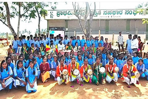 ಕಡೂರಿನ ಮತಿಘಟ್ಟದ ಶ್ರೀ ಕಲ್ಲೇಶ್ವರ ಗ್ರಾಮಾಂತರ ಪ್ರೌಢಶಾಲೆಯಲ್ಲ್ಲಿ ಕನ್ನಡ ಜಾನಪದ ಪರಿಷತ್ ಮಹಿಳಾ ಘಟಕದಿಂದ ಕನ್ನಡ ಜಾನಪದ ರಾಜ್ಯೋತ್ಸವ ಹಾಗೂ ವಿಶ್ವ ಜಾನಪದ ಬುಡಕಟ್ಟು ದಿನಾಚರಣೆ ಆಯೋಜಿಸಲಾಗಿತ್ತು.