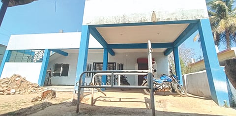 ಉದ್ಘಾಟನೆ ಕಾಣದ ಚನ್ನಮ್ಮನ ಕಿತ್ತೂರು ಪಟ್ಟಣದ ಪಶುಆಸ್ಪತ್ರೆ.