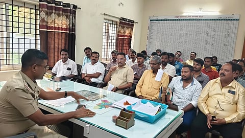 ಚನ್ನಮ್ಮನ ಕಿತ್ತೂರು ಪೊಲೀಸ್​ ಠಾಣೆಯಲ್ಲಿ ಹಮ್ಮಿಕೊಂಡಿದ್ದ ಮದ್ಯದಂಗಡಿ ಹಾಗೂ ಬಾರ್​ ಮಾಲೀಕರ ಸಭೆಯಲ್ಲಿ ಸಿಪಿಐ ಶಿವಾನಂದ ಗುಡುಗನಟ್ಟಿ ಮಾತನಾಡಿದರು.