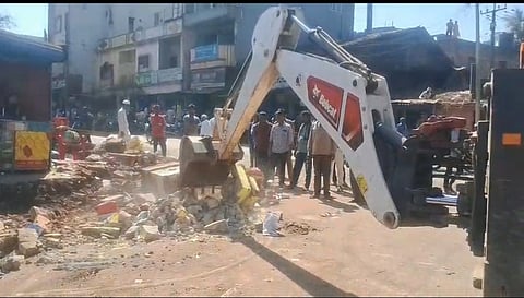ಕುಡಚಿಯಲ್ಲಿ ಕೃಷ್ಣಾ ನದಿ ಪ್ರವಾಹ ನಿರಾಶ್ರಿತರ ಕಾಲನಿಗೆ ಸಚಿವ ಜಮೀರ್ ಅಹ್ಮದಖಾನ್ ಭೇಟಿ ನೀಡಿ ಜನರ ಸಮಸ್ಯೆ ಆಲಿಸಿದರು. ಸಚಿವ ಸತೀಶ ಜಾರಕಿಹೊಳಿ, ಸಚಿನ ಪೂಜಾರಿ ಇತರರು ಇದ್ದರು.