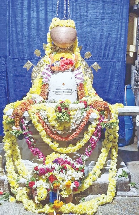ಕಿಕ್ಕೇರಿಯಲ್ಲಿ ಭೀಮನ ಅಮಾವಾಸ್ಯೆ ಪ್ರಯುಕ್ತ ಬ್ರಹ್ಮೇಶ್ವರ ದೇವರಿಗೆ ಬುಧವಾರ ವಿಶೇಷ ಅಲಂಕಾರ ಮಾಡಲಾಗಿತ್ತು.