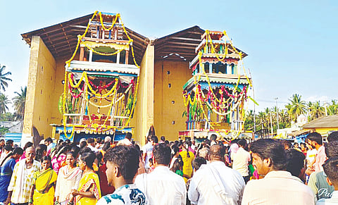 ಕಿಕ್ಕೇರಿ ಹೋಬಳಿಯ ಸಾಸಲು ಗ್ರಾಮದಲ್ಲಿ ಖಾಲಿ ರಥಗಳಿಗೆ ಭಕ್ತರು ಪೂಜೆ ಸಲ್ಲಿಸಿದರು.