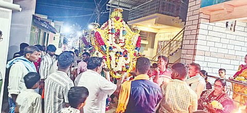 ವೀರಭದ್ರೇಶ್ವರ ಹಾಗೂ ವೇಣುಗೋಪಾಲಸ್ವಾಮಿ ದೇವರ ಅಡ್ಡೆದೇವರ ಮೆರವಣಿಗೆ