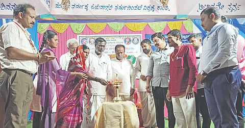 ಕಮತಗಿ ಸಮೀಪದ ಮುಳ್ಳೂರ ಗ್ರಾಮದಲ್ಲಿ ಹುಚ್ಚೇಶ್ವರ ವಿದ್ಯಾವರ್ಧಕ ಸಂಘದ ಗ್ರಾಮೀಣ ಕಲಾ ಹಾಗೂ ವಾಣಿಜ್ಯ ಮಹಾವಿದ್ಯಾಲಯದ ರಾಷ್ಟ್ರೀಯ ಸೇವಾ ಯೋಜನೆ ಘಟಕದವತಿಯಿಂದ ಹಮ್ಮಿಕೊಂಡಿದ್ದ ಎನ್‌ಎಸ್‌ಎಸ್ ವಿಶೇಷ ಶಿಬಿರವನ್ನು ಹೂವಿನಹಳ್ಳಿ ಗ್ರಾಮ ಪಂಚಾಯಿತಿ ಮಾಜಿ ಅದ್ಯಕ್ಷ ಮುದ್ದಪ್ಪ ಕೊಳಮಲಿ ಉದ್ಘಾಟಿಸಿದರು.  ವಿ.ಆರ್. ಮಳ್ಳಿ, ಗ್ರಾಪಂ ಮಾಜಿ ಸದಸ್ಯೆ ಕಿರವ್ವ ಆಸಂಗಿ, ಬಸವರಾಜ ಬೋಳಿಶೆಟ್ಟರ, ಹನಮಂತ ಆಸಂಗಿ ಇತರರಿದ್ದರು.