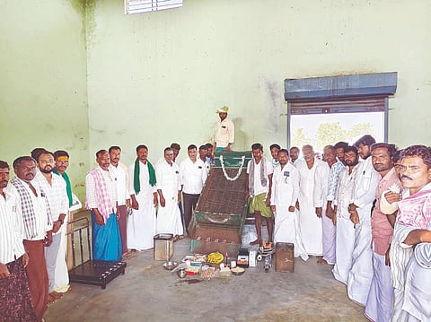 ಕನಕಗಿರಿ ತಾಲೂಕಿನ ನವಲಿಯ ಪ್ರಾಕೃಪಸ ಸಂಘದಲ್ಲಿ ತೊಗರಿ ಕೇಂದ್ರವನ್ನು ಸಂಘದ ಅಧ್ಯಕ್ಷ ಭೀಮನಗೌಡ ಹರ್ಲಾಪುರ ಉದ್ಘಾಟಿಸಿದರು. ಉಪಾಧ್ಯಕ್ಷ ಲಾಲಸಾ ನಾಯ್ಕ ತಳವಾರ, ನಿರ್ದೇಶಕರಾದ ಮರಿಸ್ವಾಮಿ ಹರಿಜನ, ವೀರೇಶಸ್ವಾಮಿ ಸಂಕನಾಳ ಇತರರಿದ್ದರು.