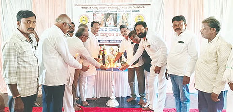 ಕನಕಗಿರಿಯ ಎಪಿಎಂಸಿ ಶ್ರಮಿಕರ ಭವನದಲ್ಲಿ ಏರ್ಪಡಿಸಿದ್ದ ಬಣಜಿಗ ಸಮಾಜದ 24ನೇ ಸಂಸ್ಥಾಪನಾ ದಿನಾಚರಣೆ ಹಾಗೂ ತಾಲೂಕು ಘಟಕದ ಪದಾಧಿಕಾರಿಗಳ ಪದಗ್ರಹಣ ಕಾರ್ಯಕ್ರಮವನ್ನು ಸಮಾಜದ ಹಿರಿಯರು ಉದ್ಘಾಟಿಸಿದರು. ನಿಕಟಪೂರ್ವ ತಾಲೂಕಾಧ್ಯಕ್ಷ ಶರಣಪ್ಪ ಭತ್ತದ್, ಸಮಾಜದ ತಾಲೂಕಾಧ್ಯಕ್ಷ ಪ್ರಶಾಂತ ಪ್ರಭುಶೆಟ್ಟರ್, ಪ್ರಮುಖರಾದ ಸಂಗಪ್ಪ ಟೆಂಗಿನಕಾಯಿ, ರುದ್ರಮುನಿಯಪ್ಪ, ಗುರುಸಿದ್ದಪ್ಪ ಹಾದಿಮನಿ ಇತರರಿದ್ದರು.