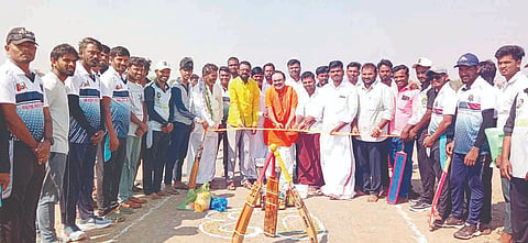 ಕಲಕೇರಿಯಲ್ಲಿ ಶರಣಬಸವೇಶ್ವರ ಜಾತ್ರಾ ಮಹೋತ್ಸವ ನಿಮಿತ್ತ ಕಲಕೇರಿ ಪ್ರಿಮಿಯರ್ ಲೀಗ್ ಕ್ರಿಕೆಟ್ ಪಂದ್ಯಾವಳಿಗೆ ಸುಳೇಕಲ್ ಬೃಹನ್ಮಠದ ಪದ್ಮಾಕ್ಷರಯ್ಯ ತಾತ ಚಾಲನೆ ನೀಡಿದರು. ಗ್ರಾಪಂ ಮಾಜಿ ಸದಸ್ಯ ನಾಗರಾಜ ಈಡಿಗೇರ, ಶಿಕ್ಷಕರಾದ ಮಂಜುನಾಥ ಇತರರಿದ್ದರು.