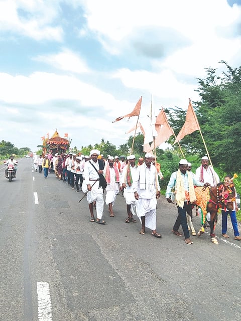 ಬೆಣಚಿನಮರಡಿ(ಕೊ) ಗ್ರಾಮದಿಂದ ಸುಕ್ಷೇತ್ರ ಪಂಢರಪುರಕ್ಕೆ ಸಂತ ಮಂಡಳಿ ಜೋಡೆತ್ತಿನ ರಥೋತ್ಸವ ಮೂಲಕ ದಿಂಡಿ ಪಾದಯಾತ್ರೆ ತೆರಳಿತು. ಬ್ರಹ್ಮಾನಂದ ಸ್ವಾಮೀಜಿ, ಸಂತ ಮುತ್ತೆಪ್ಪ ಖಿಲಾರಿ ಮಹಾರಾಜರು, ಲಕ್ಕಪ್ಪ ಲೋಕೂರೆ, ದಶರಥ ಕಿಲಾರಿ ಇತರರಿದ್ದರು.
