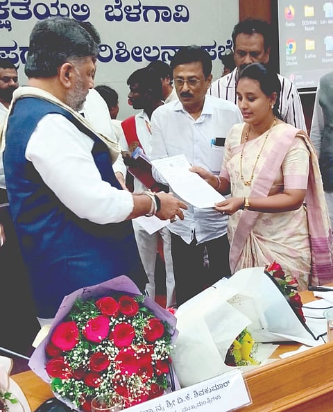 ಬೆಳಗಾವಿ ಸುವರ್ಣ ವಿಧಾನಸೌಧದಲ್ಲಿ ಮುಖ್ಯಮಂತ್ರಿ ಡಿ.ಕೆ.ಶಿವಕುಮಾರಗೆ ಮೇಯರ್ ಪ್ರೀತಿ ಕಾಮಕರ, ಉಪಮೇಯರ್ ಹನುಮಂತ ಕೊಂಗಾಲಿ ಮನವಿ ಸಲ್ಲಿಸಿದರು.