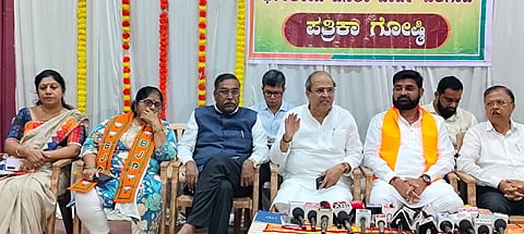 ಬೆಳಗಾವಿ ನಗರದಲ್ಲಿ ಗುರುವಾರ ಸುದ್ದಿಗೋಷ್ಠಿಯಲ್ಲಿ ಮಹಾಂತೇಶ ಕವಟಗಿಮಠ ಮಾತನಾಡಿದರು.ಸುಭಾಷ ಪಾಟೀಲ, ಎಂ.ಬಿ.ಝಿರಲಿ, ಗೀತಾ ಸುತಾರ, ಡಾ.ರವಿ ಪಾಟೀಲ ಇತರರಿದ್ದರು.