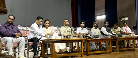 ಬೆಳಗಾವಿ ನಗರದ ಕುಮಾರ ಗಂಧರ್ವ ಕಲಾಮಂದಿರದಲ್ಲಿ ಗುರುವಾರ ಜರುಗಿದ  ಸಾರ್ವಜನಿಕ ಗಣೇಶೋತ್ಸವ ಮಹಾಮಂಡಳಿಗಳ ಪದಾಧಿಕಾರಿಗಳು,  ಗಣೇಶ ಮೂರ್ತಿಕಾರರ ಪೂರ್ವಭಾವಿ ಸಭೆಯಲ್ಲಿ  ಡಿಸಿ ಮೊಹಮ್ಮದ ರೋಷನ್ ಮಾತನಾಡಿದರು. ಪ್ರೀತಿ ಕಾಮಕರ,  ಹಣಮಂತ ಕೊಂಗಾಲಿ ಇತರರಿದ್ದರು. 